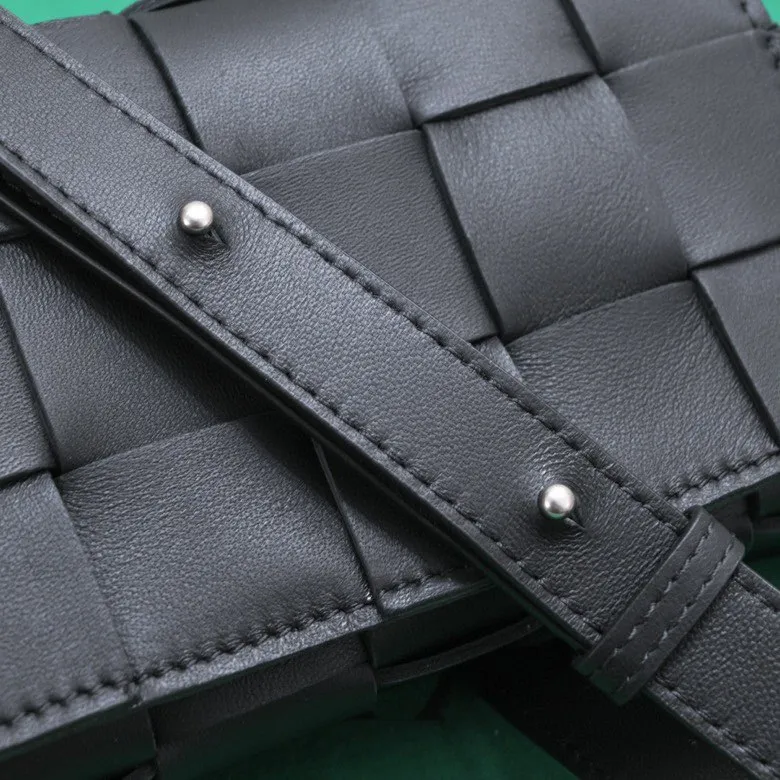 Batch 1320, ready to ship, first release on the whole network ♨️♨️ (mini size) BV sheepskin + 15 grid cassette + limited edition 🉑️🉑️🉑️ Classic style, high-end simplicity, this upper body is super refreshing! Paired with the BV parrot green on the sides, it’s very stylish but not exaggerated! Model: 7587 Size: 19*5.5*12cm